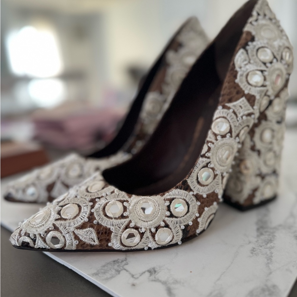 Tory Burch  - New Francesca Pointy toe Pump in color Faded Coffee Ivory